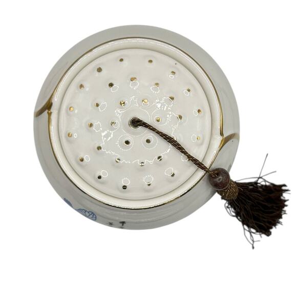 Chinese Ceramic Tea Caddy with Blue Crane Design Airtight Lid with Tassel - Picture 5 of 15